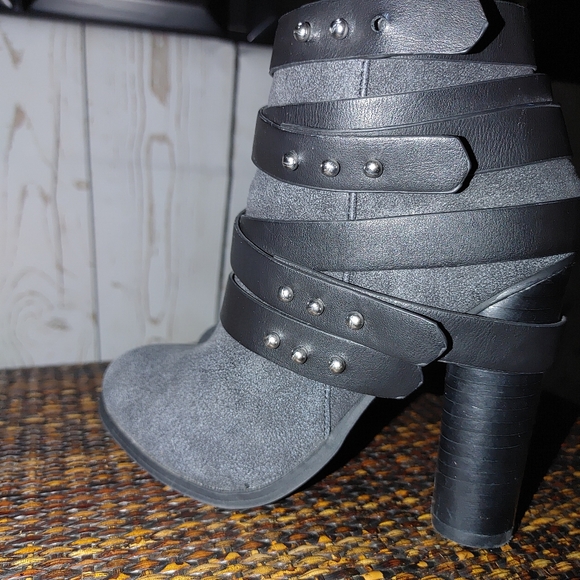 Boots - Picture 3 of 7